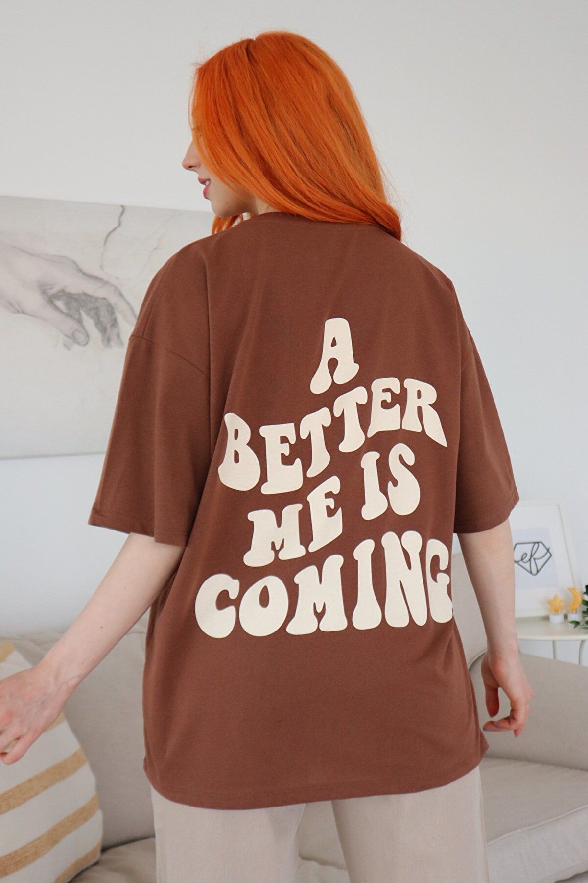 Kahverengi Sırt Baskılı Better Me Is T-Shirt