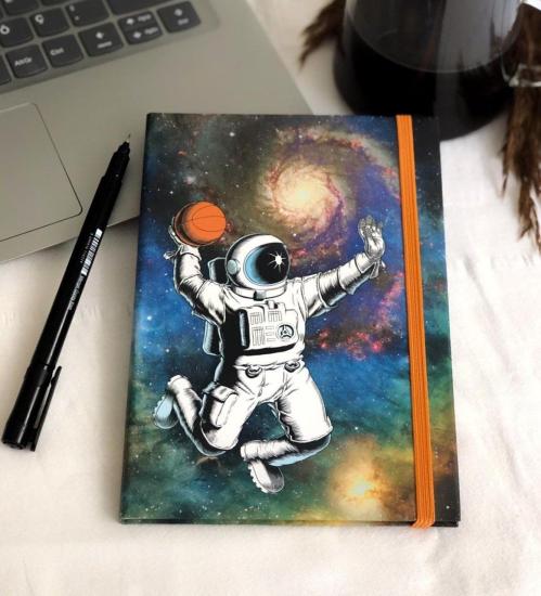 Basketçi Astronot Tasarımlı Lastikli Defter