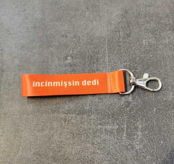 İncinmişsin Dedi Turuncu Bez Anahtarlık