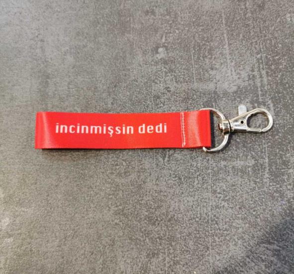 İncinmişsin Dedi Kırmızı Bez Anahtarlık