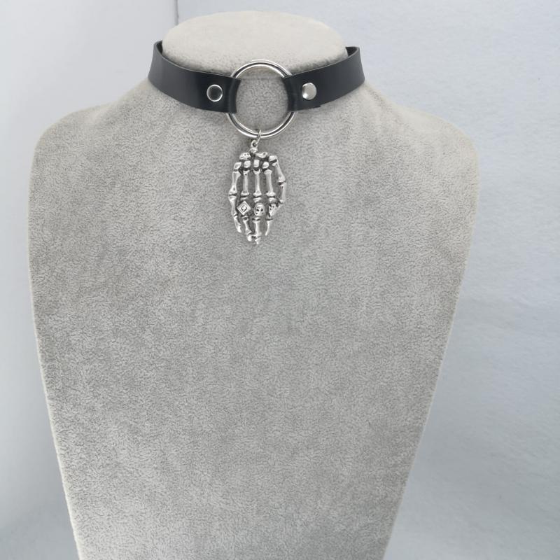 Skeleton Hand Choker (Tasma)